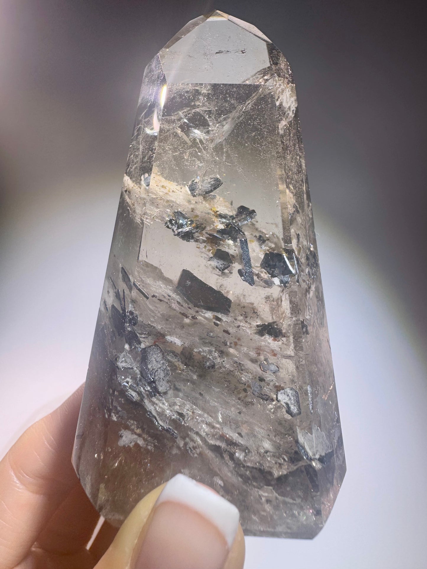 Rauchquarz mit Hämatit-Einschlüssen – Champagnerfarbenes Unikat mit schimmerndem Innenleben, 9,7 cm, 216 g