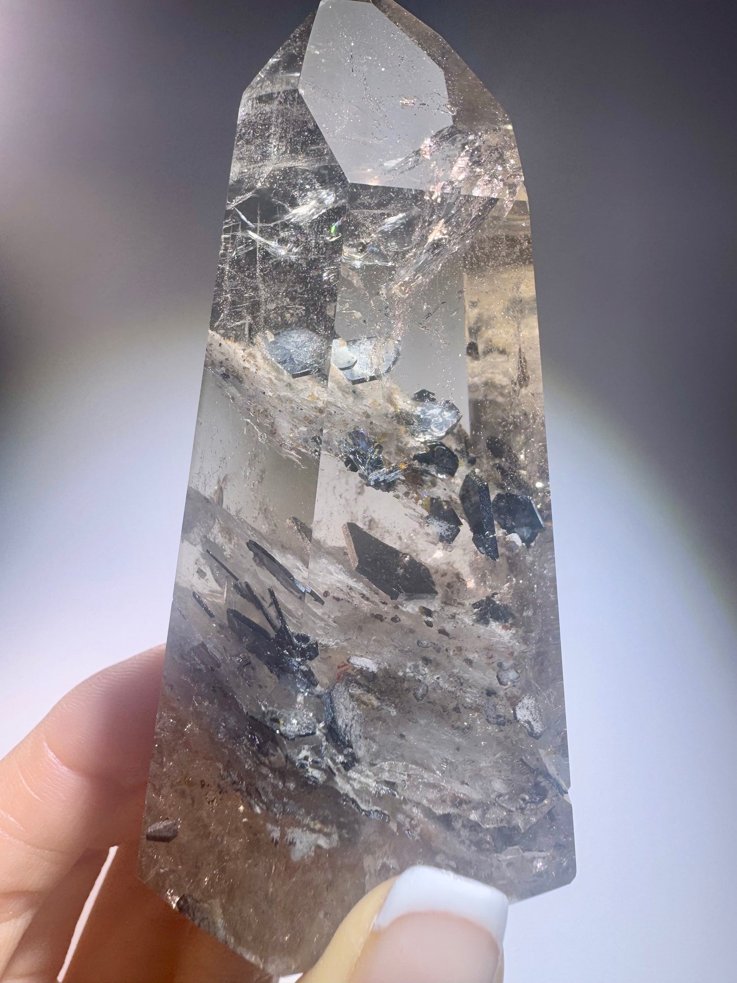 Rauchquarz mit Hämatit-Einschlüssen – Champagnerfarbenes Unikat mit schimmerndem Innenleben, 9,7 cm, 216 g