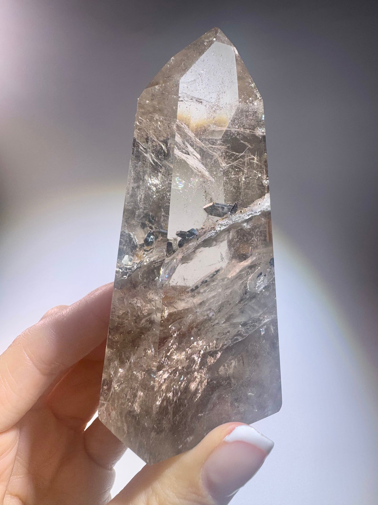 Rauchquarz mit Hämatit-Einschlüssen – Champagnerfarbenes Unikat mit schimmerndem Innenleben, 9,7 cm, 216 g