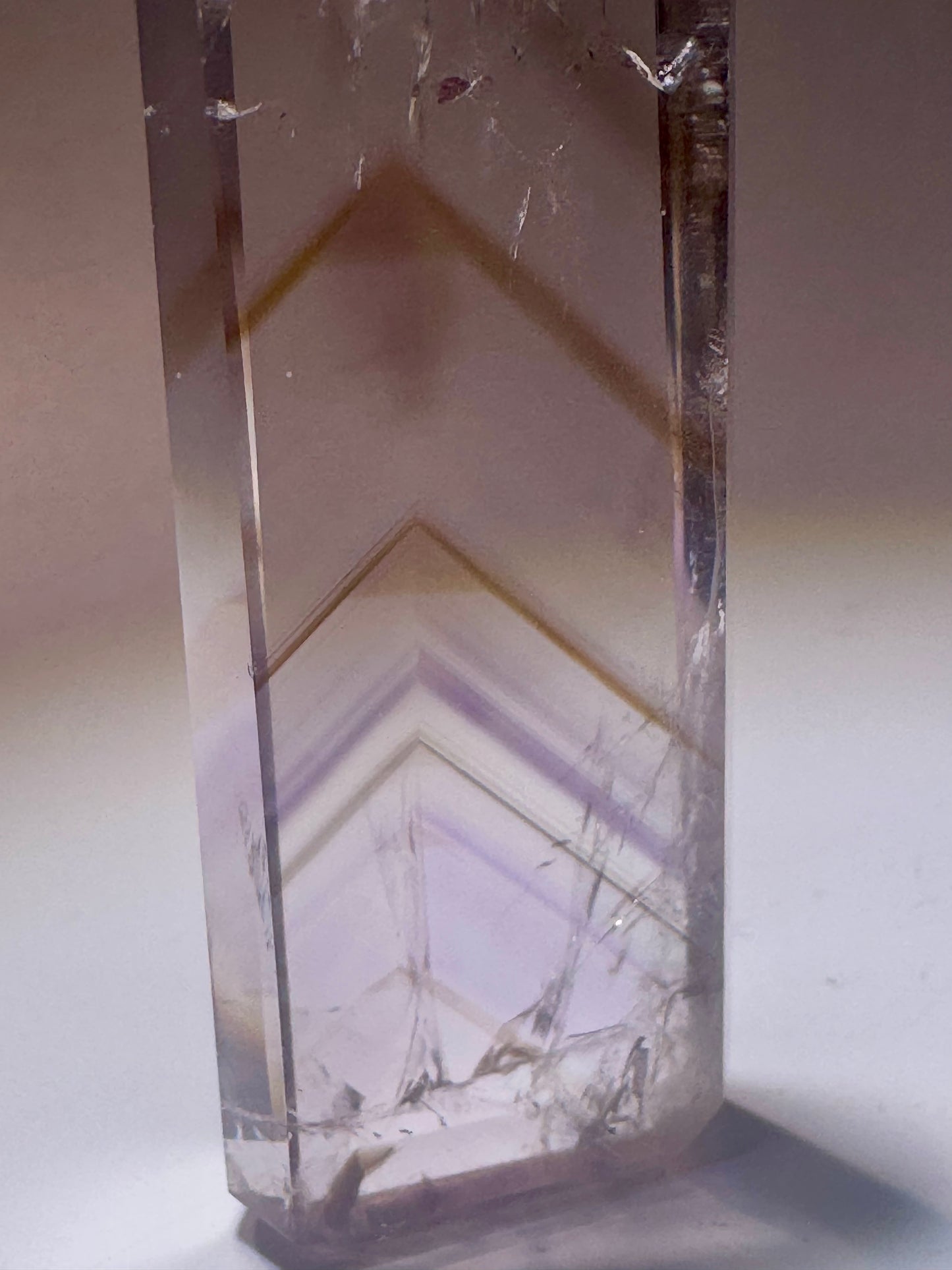 Ametrin-Phantomspitze mit fluoreszierenden Citrin-Phantomen & Regenbögen – 7,5 cm, Museumsqualität aus Brasilien