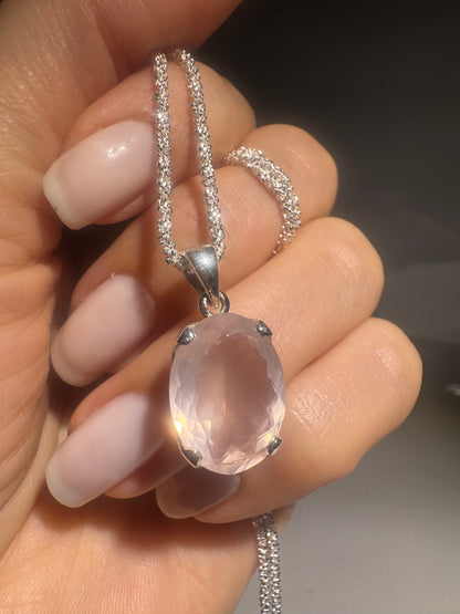 Rosenquarz Anhänger facettierter Ovalschliff – 925 Silber, funkelnd