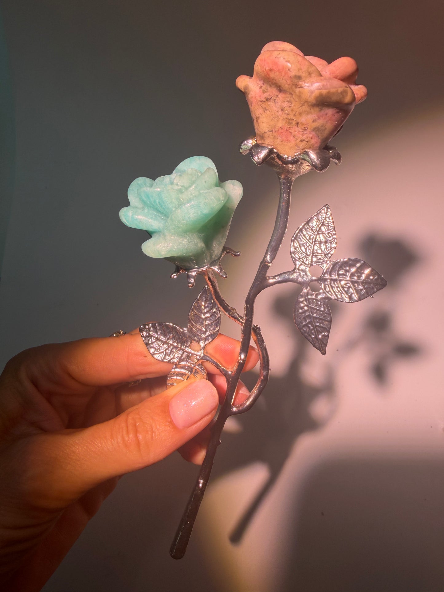 Kristallrosen aus Edelstein mit Edelstahl, zwei Rosenblüten