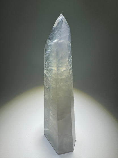 Tour de fluorite pastel très rare - 13 cm, 225 g