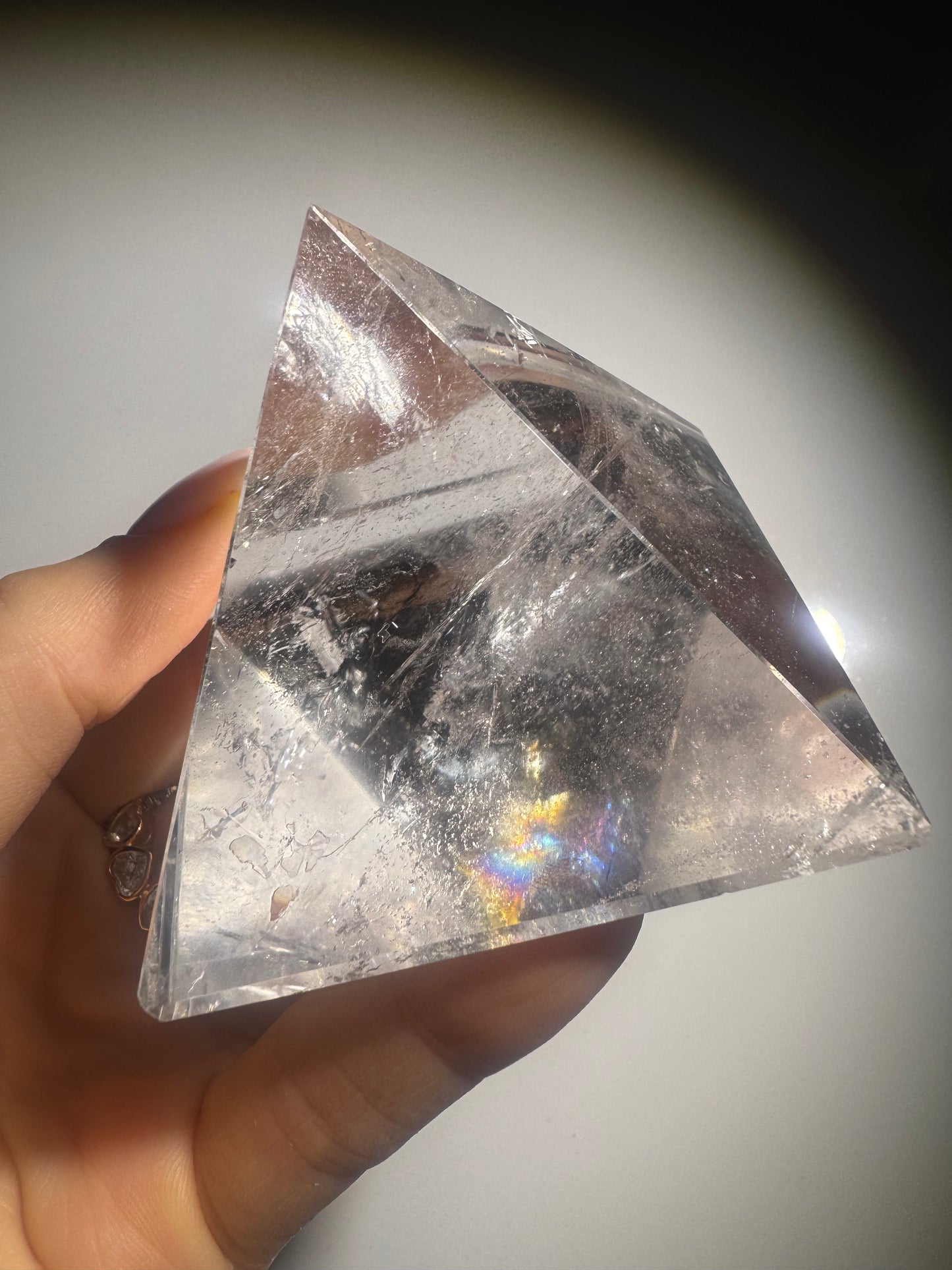 Bergkristall Edelstein-Pyramide – Ultraklar mit Regenbogen ✨ | 6,2 × 6,2 cm