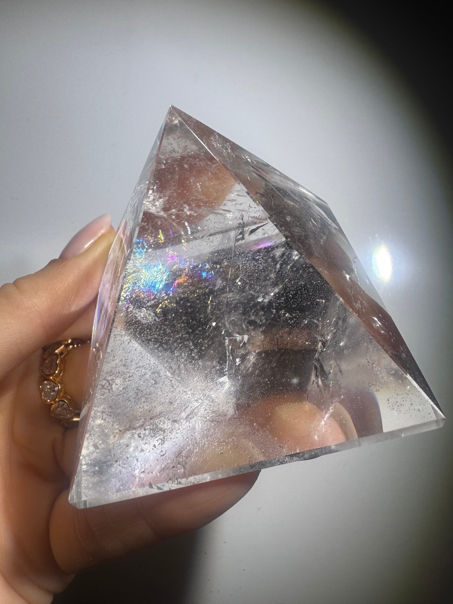 Bergkristall Edelstein-Pyramide – Ultraklar mit Regenbogen ✨ | 6,2 × 6,2 cm