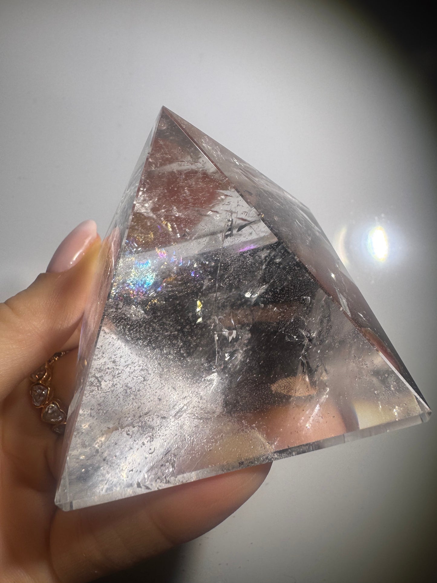 Bergkristall Edelstein-Pyramide – Ultraklar mit Regenbogen ✨ | 6,2 × 6,2 cm