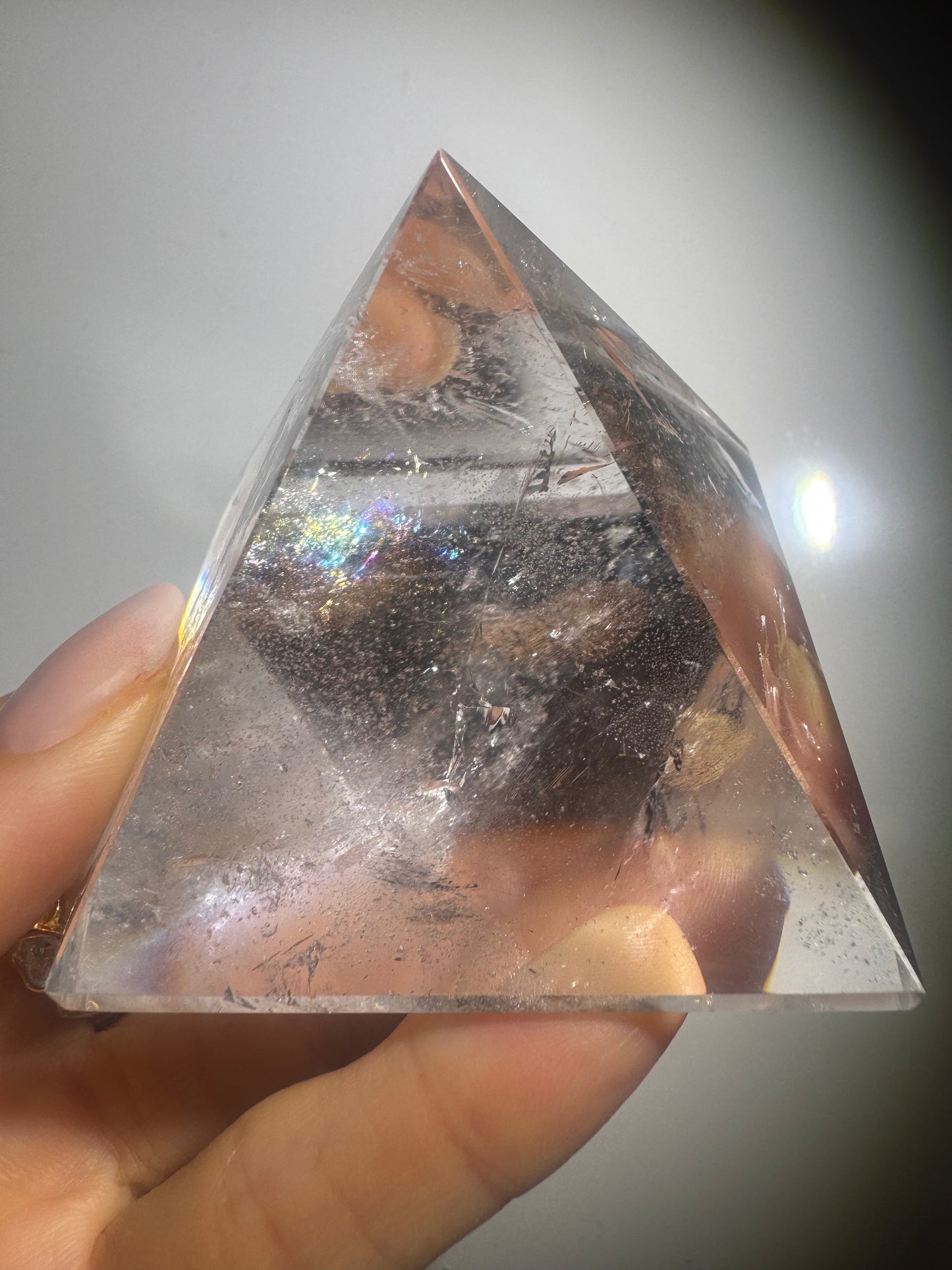Bergkristall Edelstein-Pyramide – Ultraklar mit Regenbogen ✨ | 6,2 × 6,2 cm