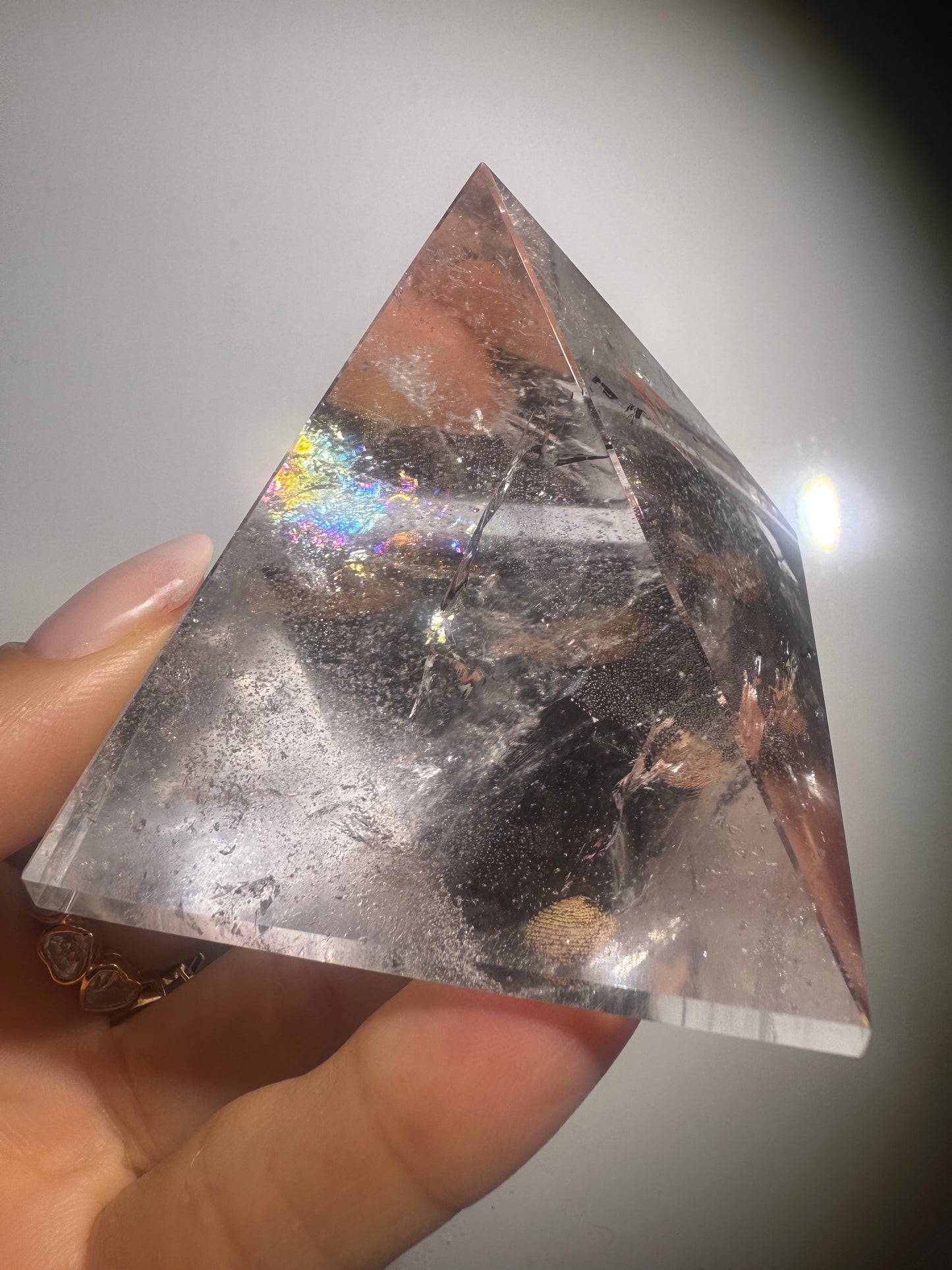 Bergkristall Edelstein-Pyramide – Ultraklar mit Regenbogen ✨ | 6,2 × 6,2 cm