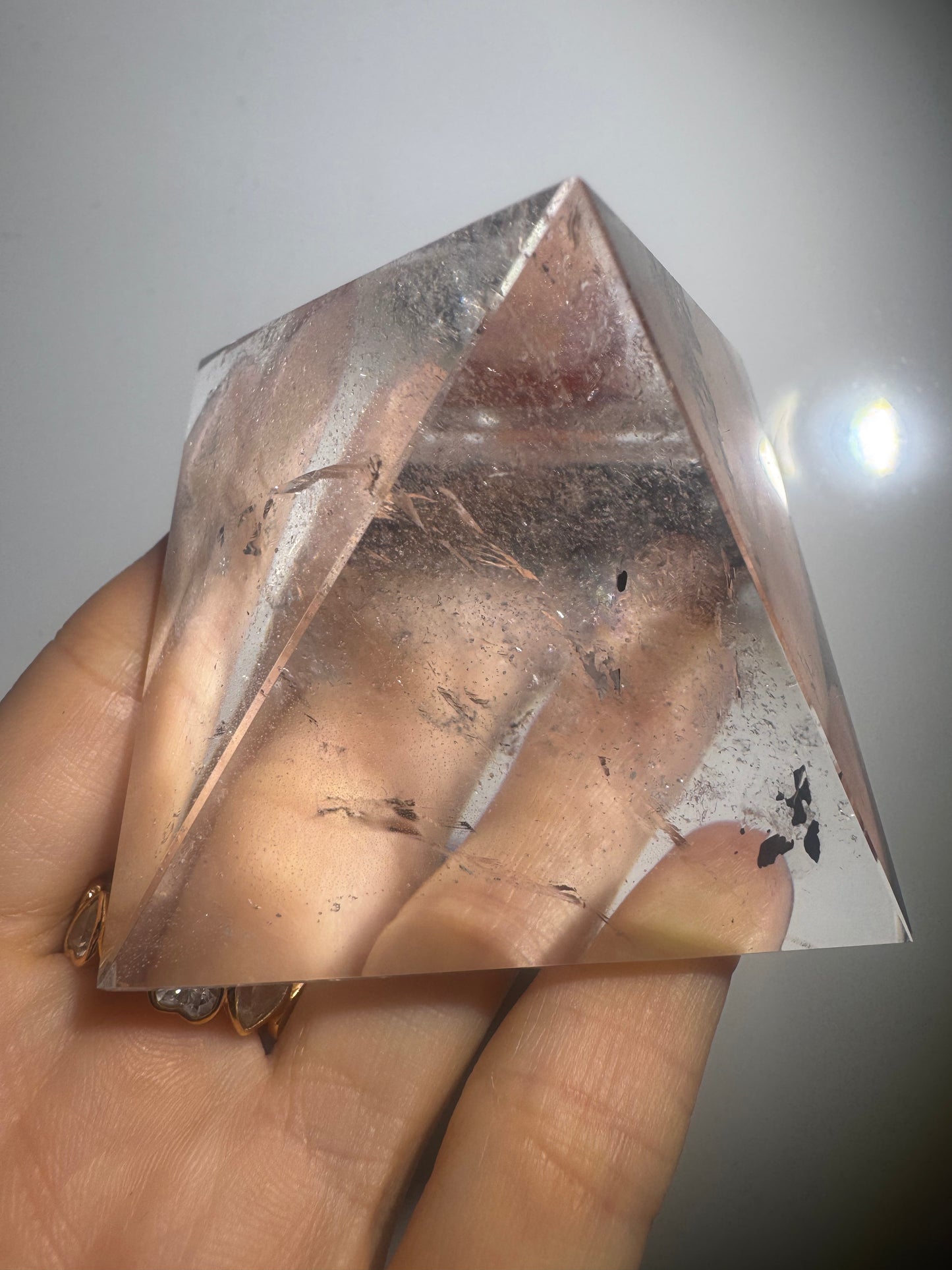 Bergkristall Edelstein-Pyramide – Ultraklar mit Regenbogen ✨ | 6,2 × 6,2 cm