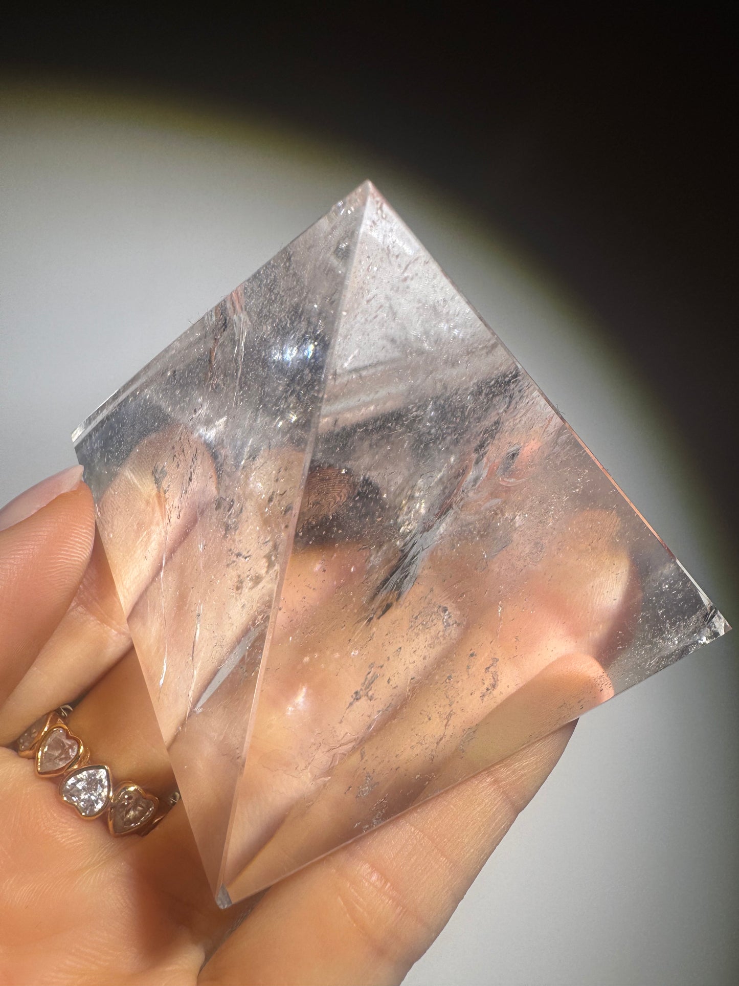 Bergkristall Edelstein-Pyramide – Ultraklar mit Regenbogen ✨ | 6,2 × 6,2 cm