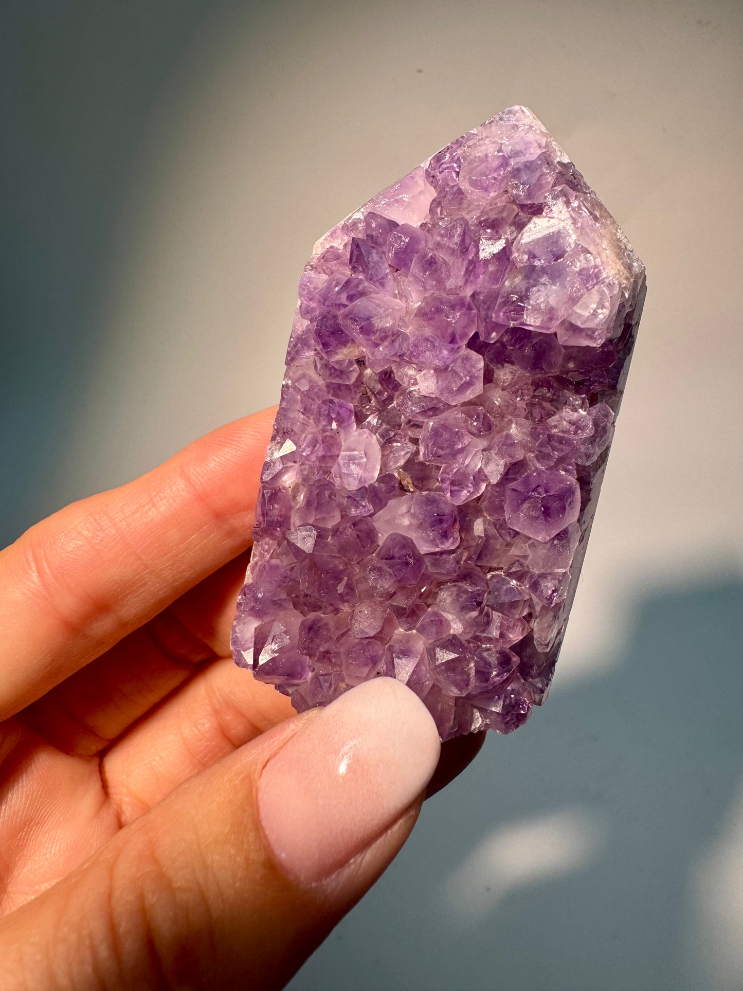 Amethyst-Türmchen mit wunderschönen lila Kristallen