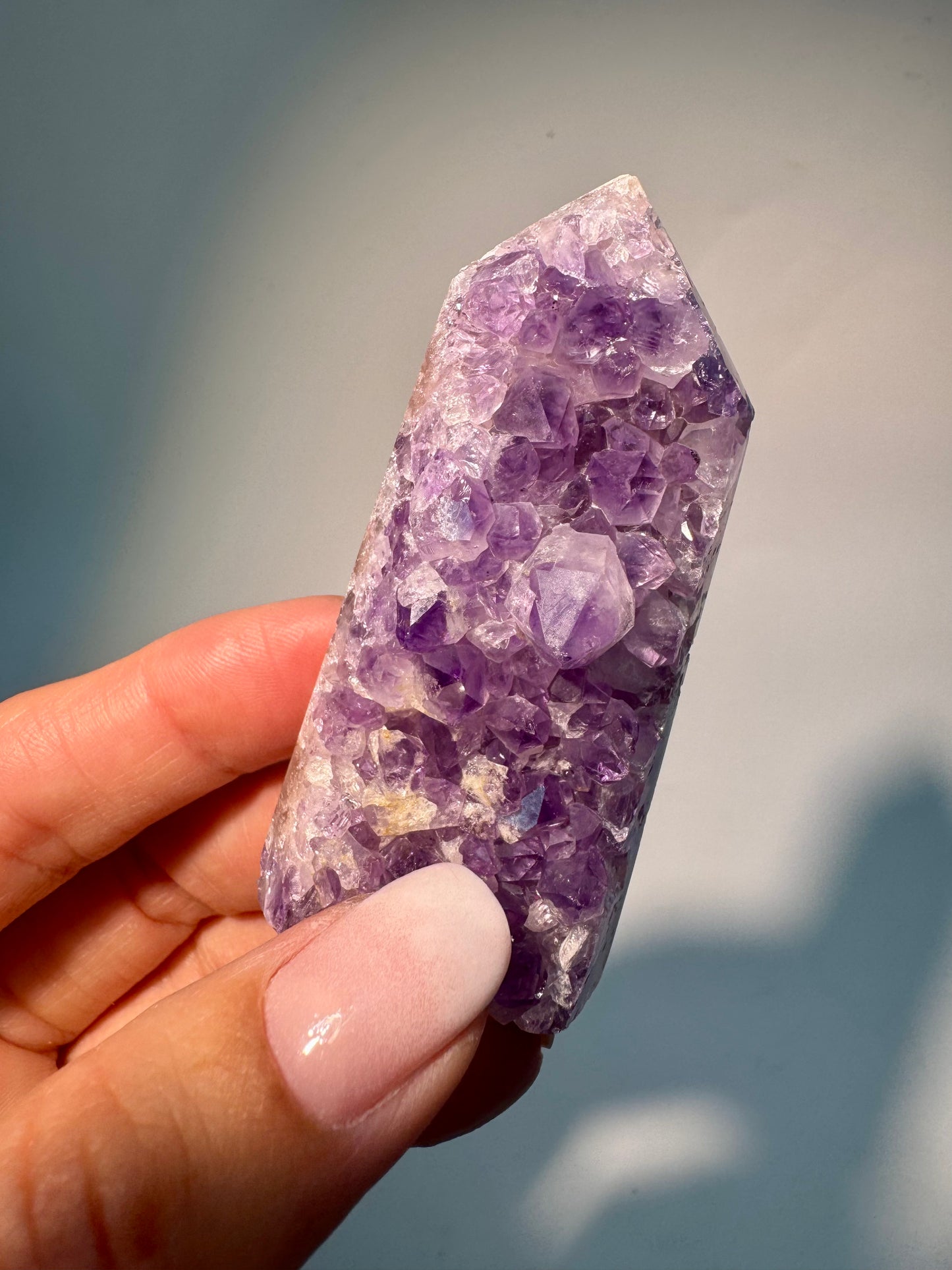 Amethyst-Türmchen mit wunderschönen lila Kristallen