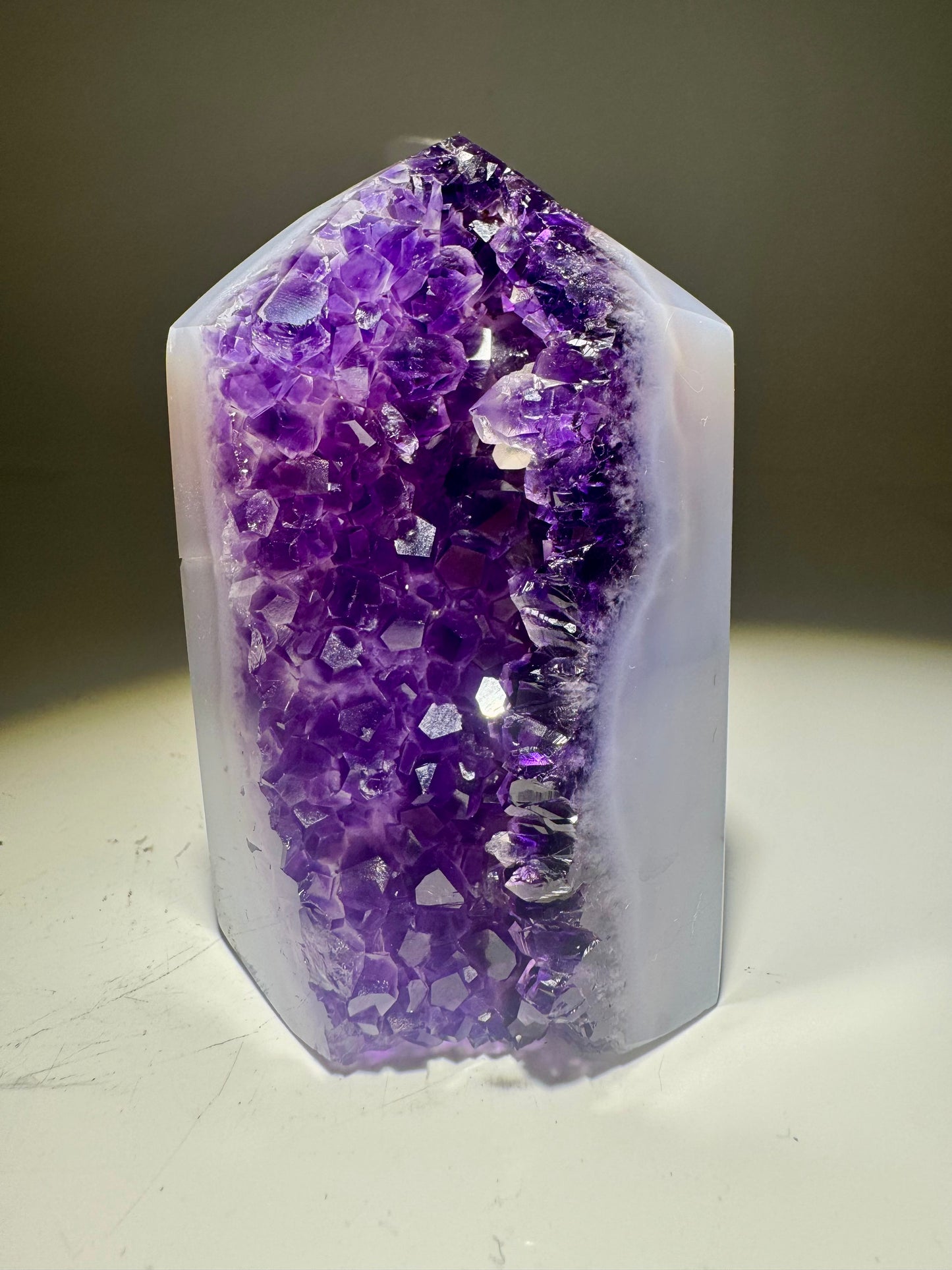 Achat-Spitze mit Amethyst-Kristallen – Premiumqualität 8,7 cm · 268 g