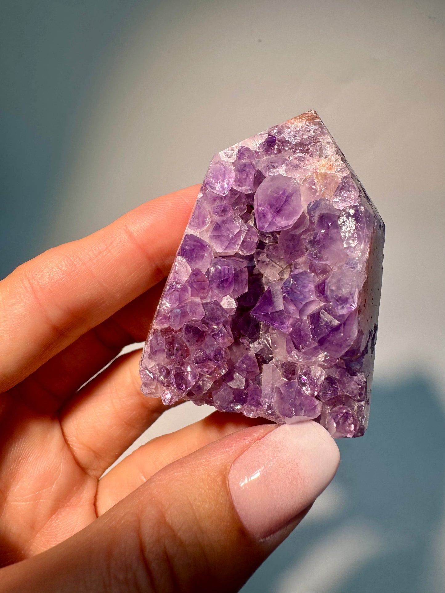 Amethyst-Türmchen mit wunderschönen lila Kristallen