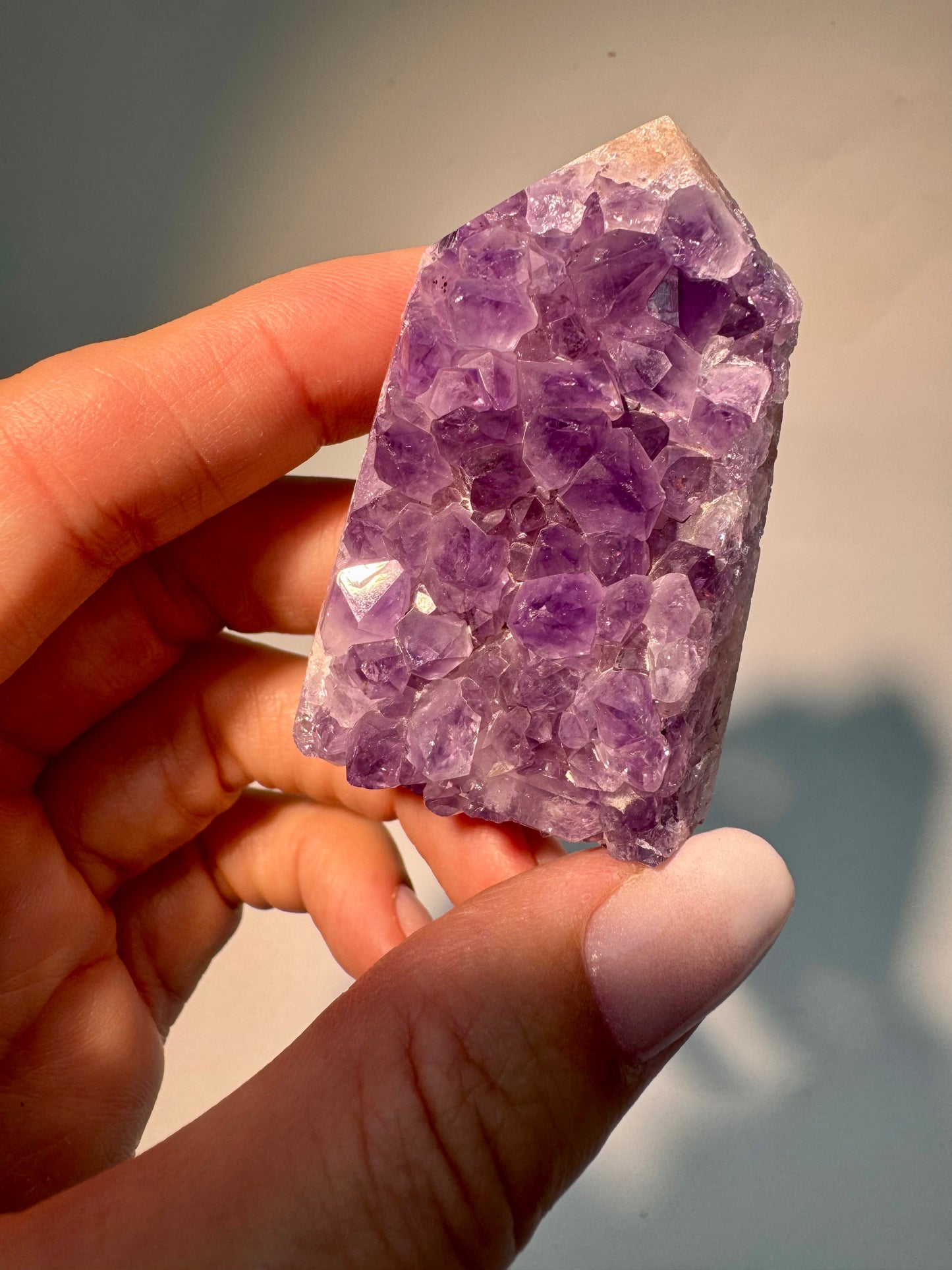 Amethyst-Türmchen mit wunderschönen lila Kristallen