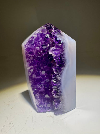 Achat-Spitze mit Amethyst-Kristallen – Premiumqualität 8,7 cm · 268 g