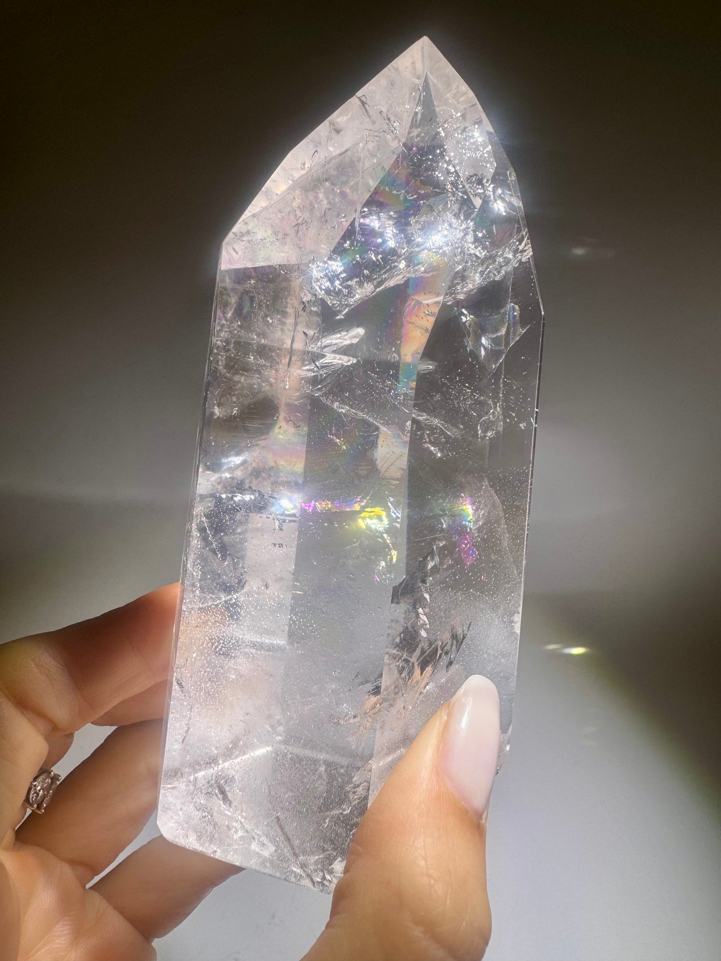 Ultra-clear Lemurian crystal point from Bahia, Brazil – 19 cm, 1.68 kg – Rainbow, fire &amp; exceptional transparency