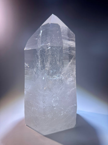 Riesige Lemurian-Spitze aus Brasilien, 23cm, 3.89kg – naturbelassen, extra klar & mit Regenbogen ✨