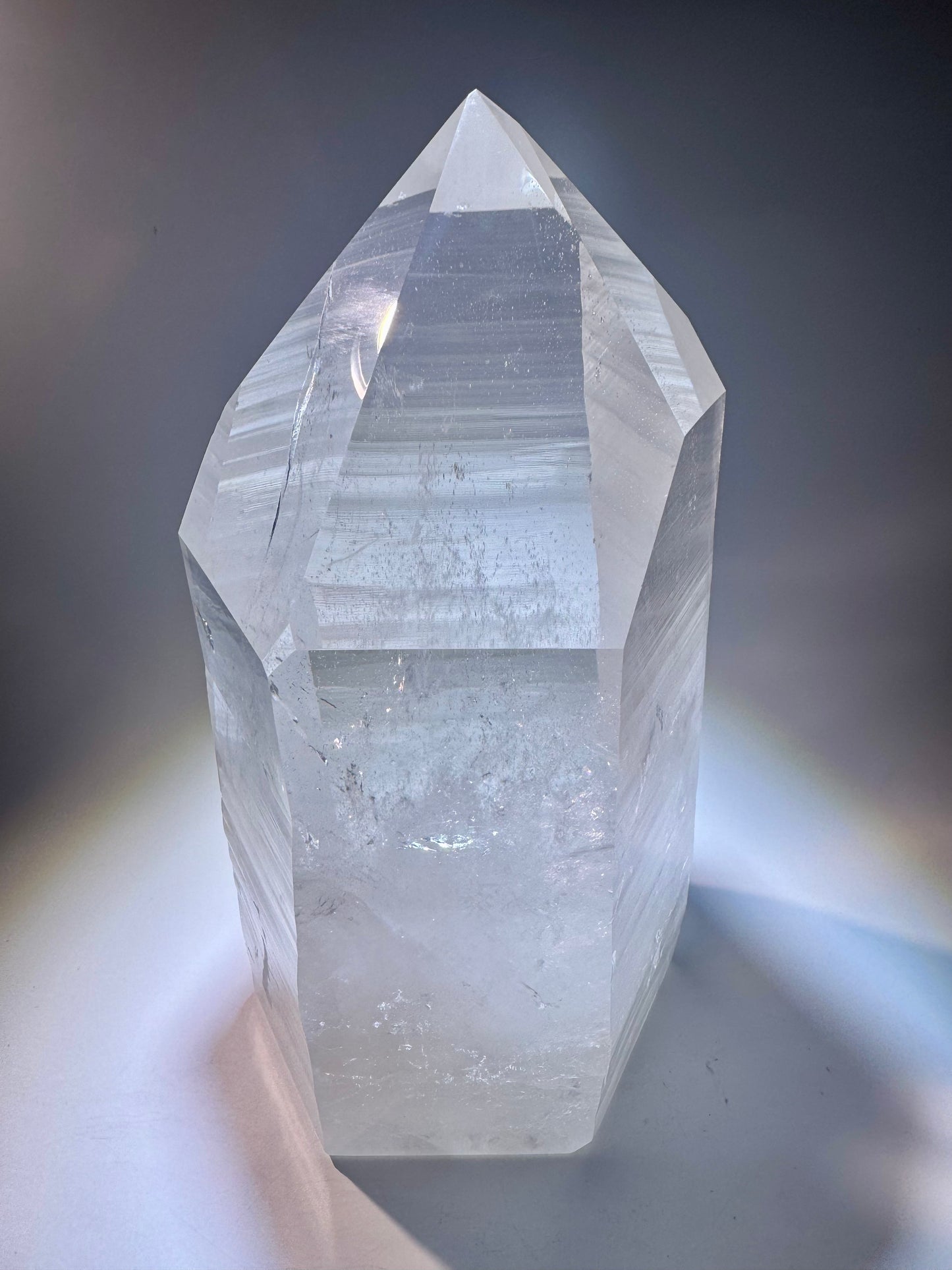 Riesige Lemurian-Spitze aus Brasilien, 23cm, 3.89kg – naturbelassen, extra klar & mit Regenbogen ✨