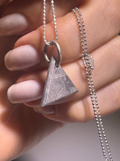 Meteoriten-Dreieck aus Muonionalusta – 4,5 Milliarden Jahre alt