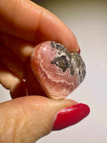 Lovely Rhodochrosite heart with a wonderful color gradient 💖 - 3.2cm