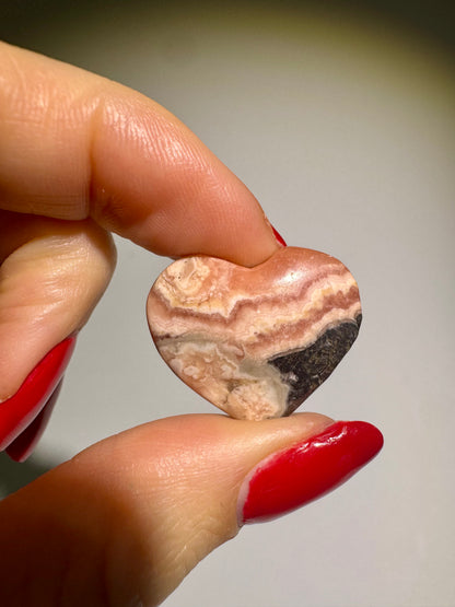 Joli cœur en rhodochrosite avec un magnifique dégradé de couleurs 💖 - 2,6 cm