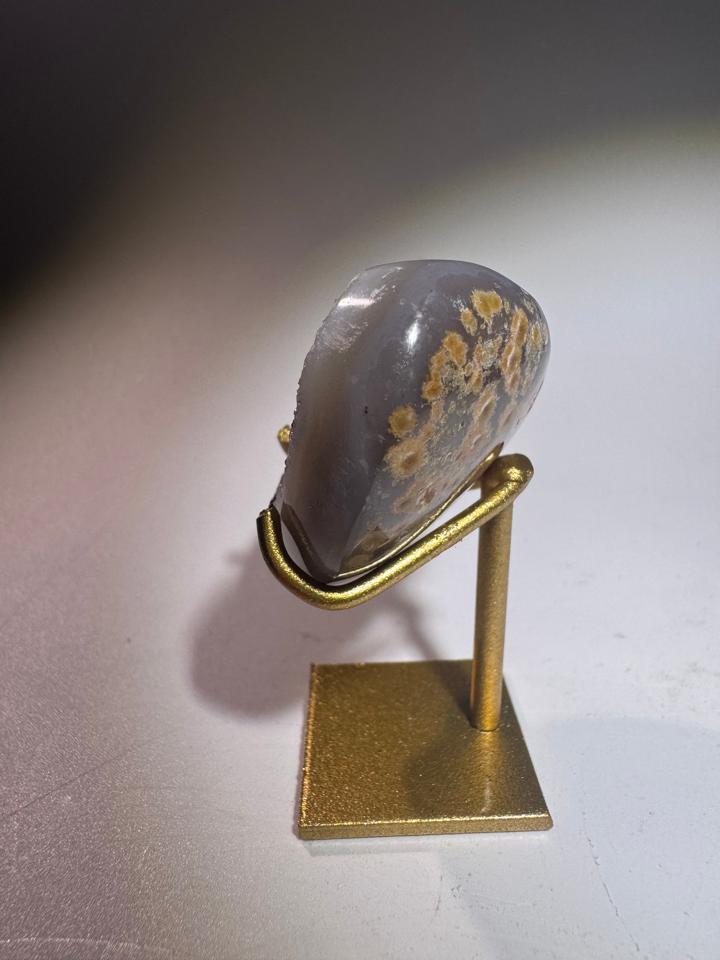 Mini Achat-Herz mit Galaxie-Effekt auf goldenem Ständer – Brasilien Unikat