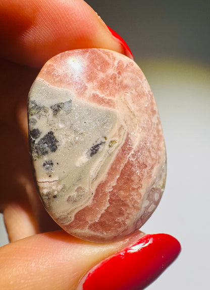 Magnifique pierre de palmier en rhodochrosite avec un merveilleux dégradé de couleurs 💕 - 3,1 cm