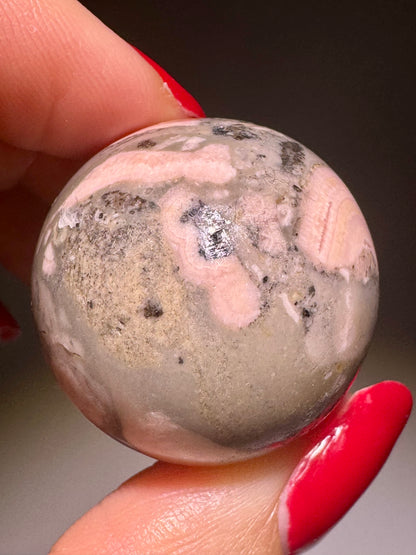 Wunderschöne Rhodochrosit Kugel mit intensivem Farbverlauf ✨ 💕 - 2.9cm