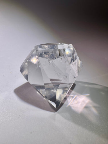 Facettierter Bergkristall mit Regenbogen – 5 cm, 84 g, Diamantschliff, extra klar aus Brasilien