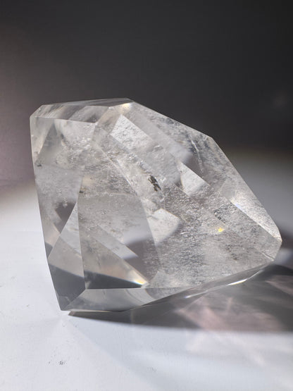 Riesiger facettierter Bergkristall 9 cm – klarer Diamantschliff aus Brasilien (424 g)