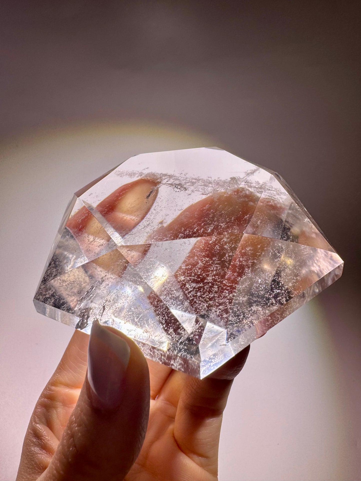 Riesiger facettierter Bergkristall 9 cm – klarer Diamantschliff aus Brasilien (424 g)