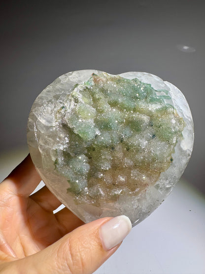 Einzigartiges Rainbow Amethyst Herz 10,2 cm – seltene Doppelkristallisation