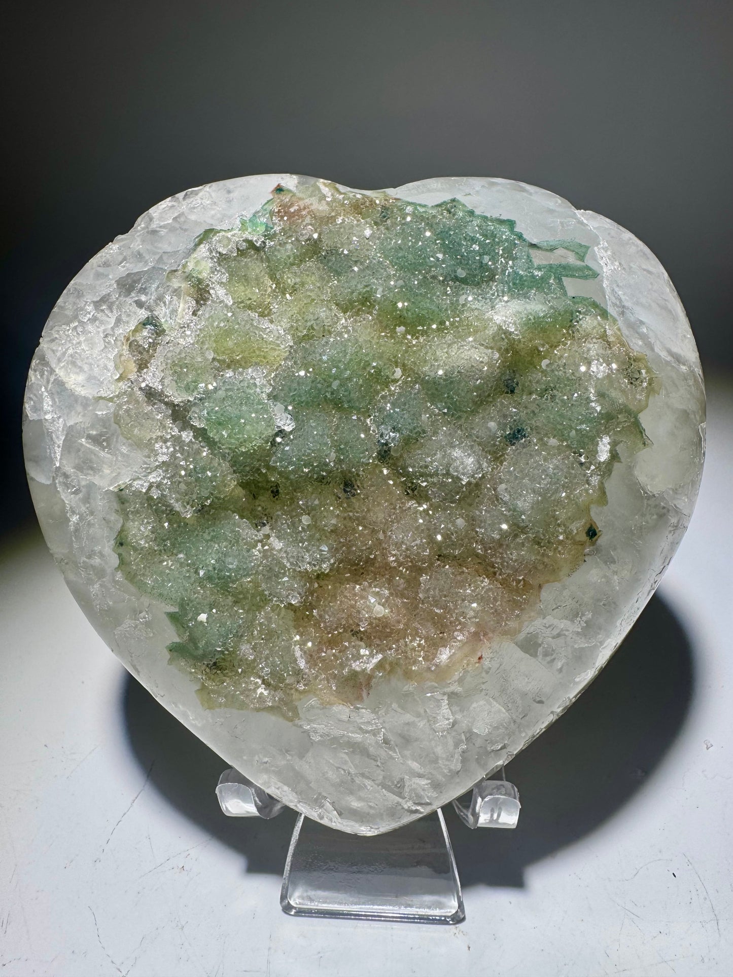 Einzigartiges Rainbow Amethyst Herz 10,2 cm – seltene Doppelkristallisation