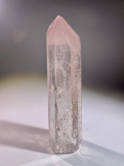 Pink-Lithium Kristall 14 cm mit Phantomen – 222 g – ultraklar & seltene Museumsqualität aus Brasilien