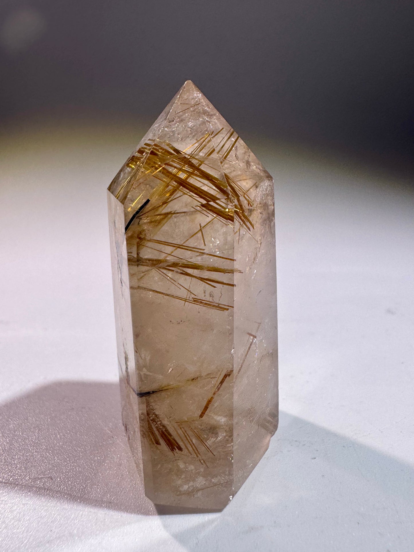 Golden Rutil Kristallspitze 4,5 cm – ultraklarer Quarz mit goldenen Rutilnadeln aus Brasilien in Museumsqualität