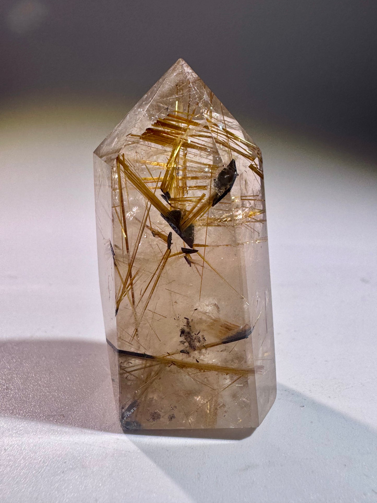 Golden Rutil Kristallspitze 4,5 cm – ultraklarer Quarz mit goldenen Rutilnadeln aus Brasilien in Museumsqualität