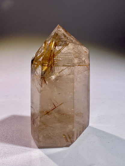Golden Rutil Kristallspitze 4,5 cm – ultraklarer Quarz mit goldenen Rutilnadeln aus Brasilien in Museumsqualität