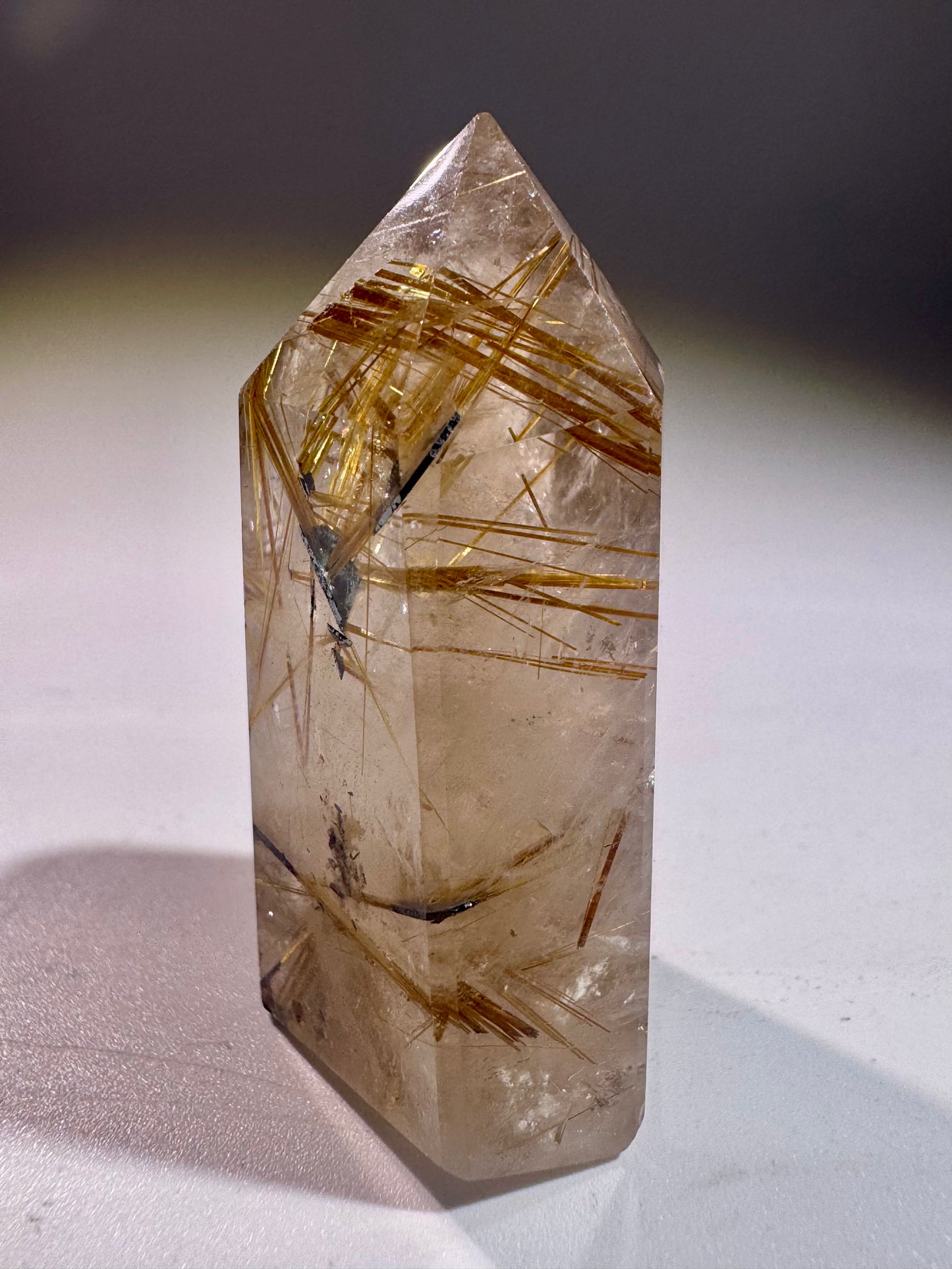 Golden Rutil Kristallspitze 4,5 cm – ultraklarer Quarz mit goldenen Rutilnadeln aus Brasilien in Museumsqualität