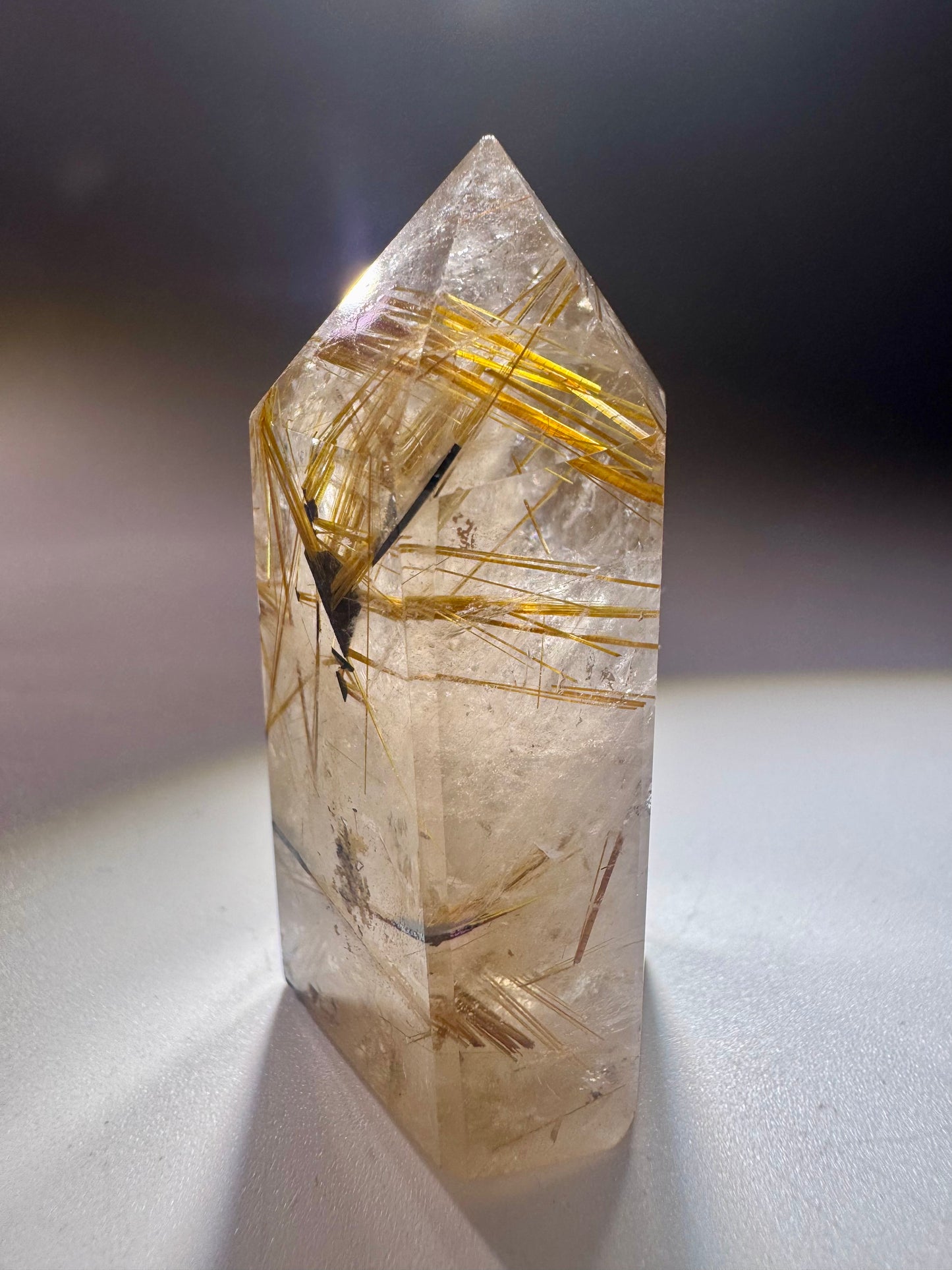 Golden Rutil Kristallspitze 4,5 cm – ultraklarer Quarz mit goldenen Rutilnadeln aus Brasilien in Museumsqualität