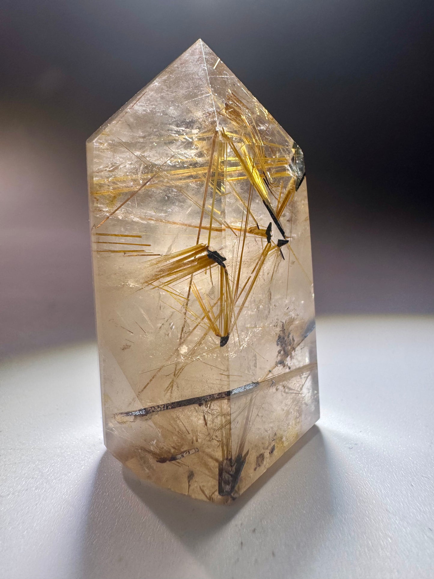Golden Rutil Kristallspitze 4,5 cm – ultraklarer Quarz mit goldenen Rutilnadeln aus Brasilien in Museumsqualität