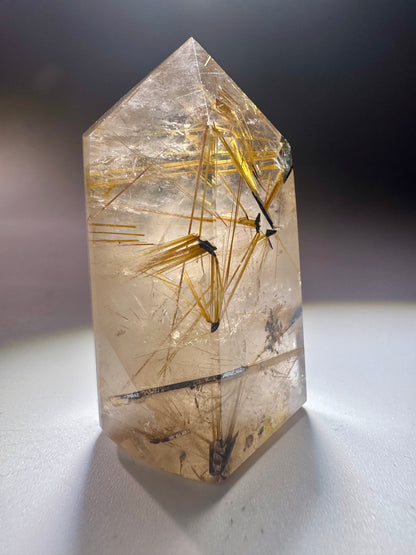 Golden Rutil Kristallspitze 4,5 cm – ultraklarer Quarz mit goldenen Rutilnadeln aus Brasilien in Museumsqualität
