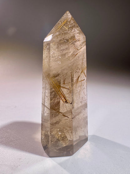 Golden Rutil Kristallspitze 6,5 cm – klarer Quarz mit goldenen Rutilnadeln aus Brasilien in Museumsqualität