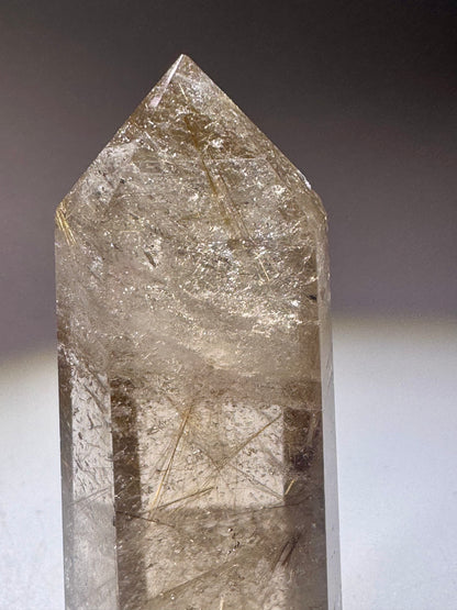 Golden Rutil Kristallspitze 6,5 cm – klarer Quarz mit goldenen Rutilnadeln aus Brasilien in Museumsqualität