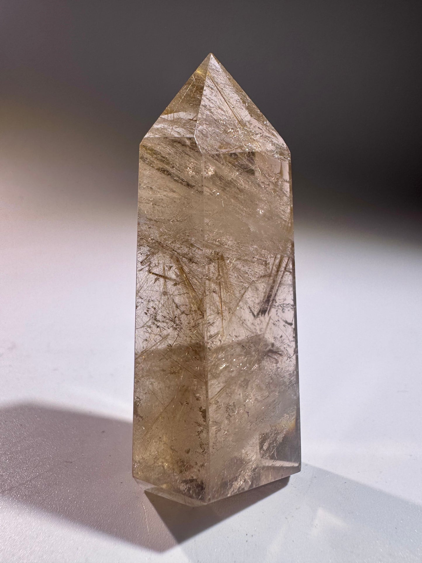 Golden Rutil Kristallspitze 6,5 cm – klarer Quarz mit goldenen Rutilnadeln aus Brasilien in Museumsqualität