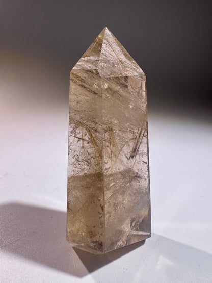 Golden Rutil Kristallspitze 6,5 cm – klarer Quarz mit goldenen Rutilnadeln aus Brasilien in Museumsqualität