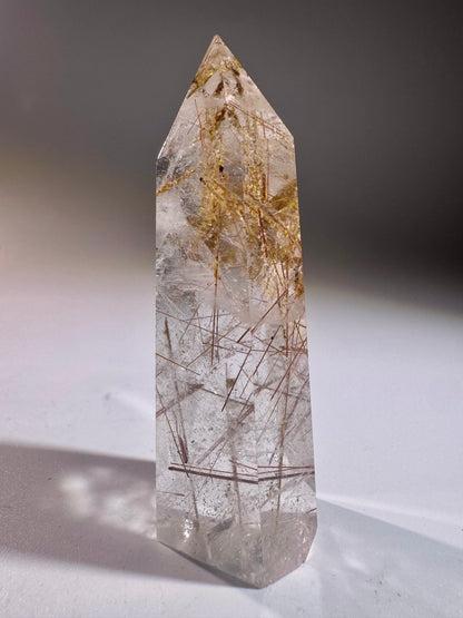 Golden Rutil Kristallspitze 7 cm – klarer Quarz mit goldenen Rutilnadeln aus Brasilien in Museumsqualität