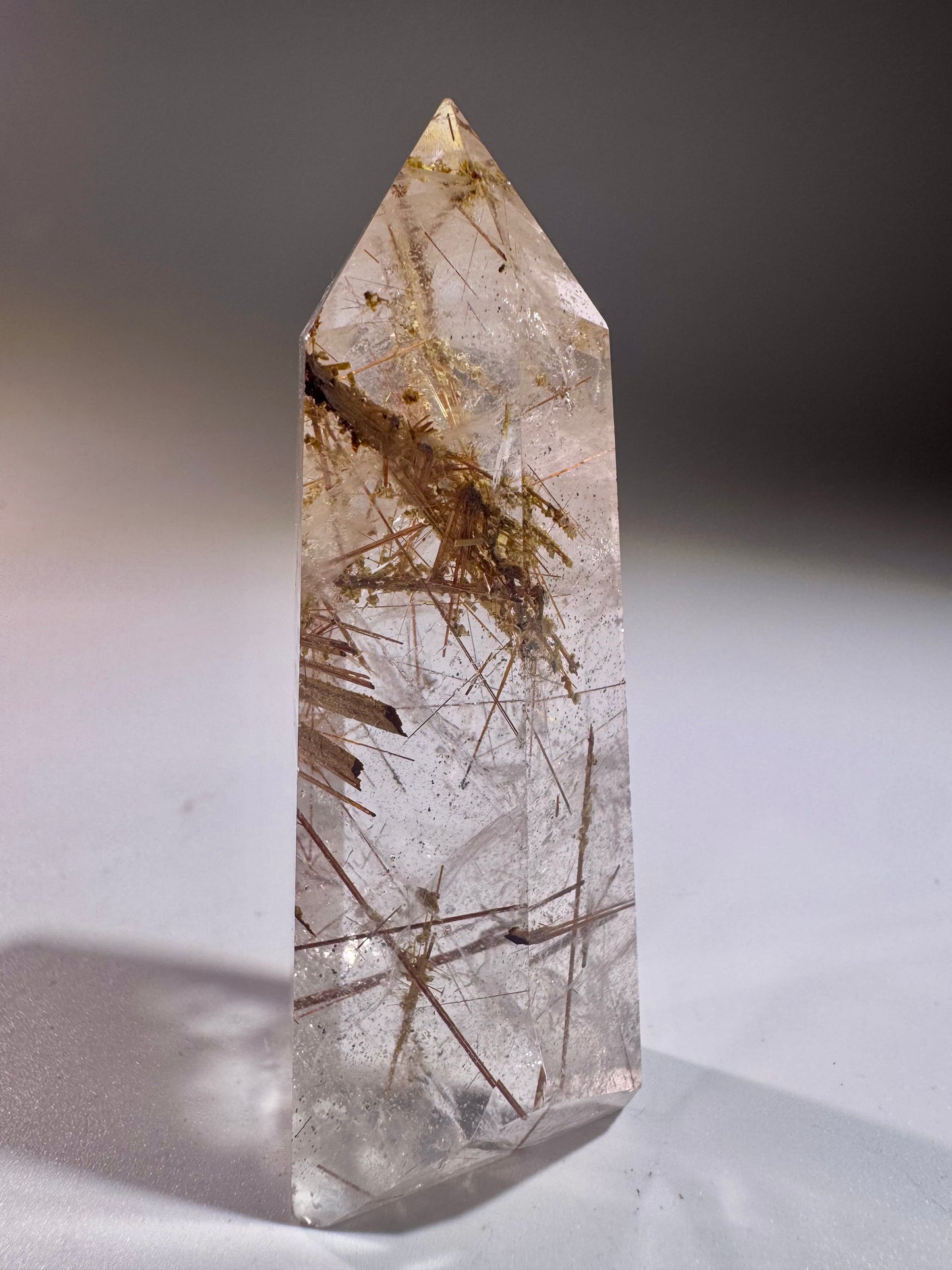Golden Rutil Kristallspitze 7 cm – klarer Quarz mit goldenen Rutilnadeln aus Brasilien in Museumsqualität (Kopie)