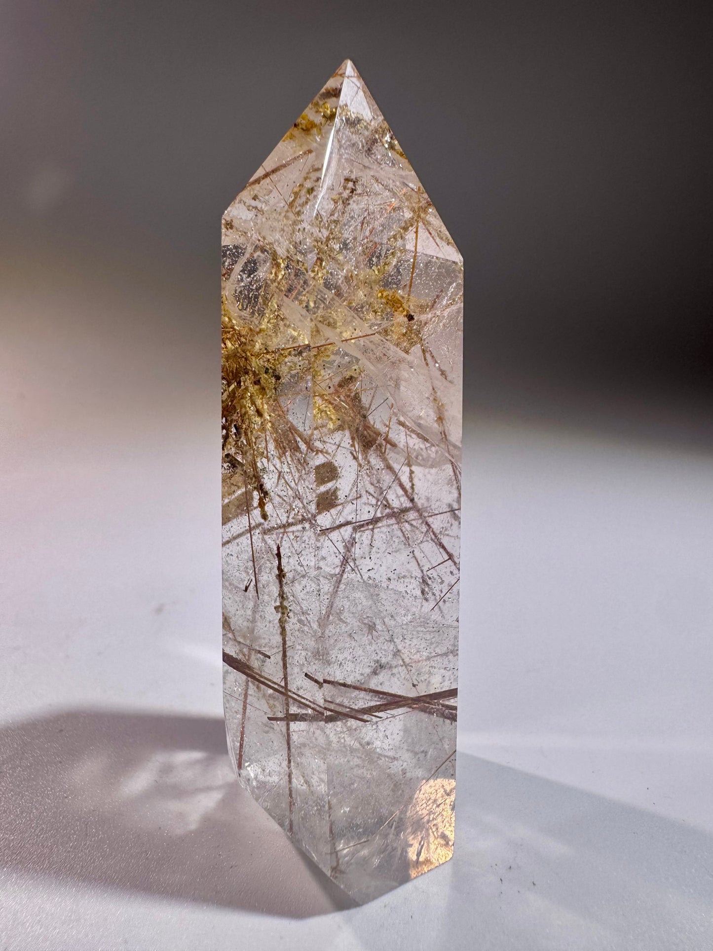 Golden Rutil Kristallspitze 7 cm – klarer Quarz mit goldenen Rutilnadeln aus Brasilien in Museumsqualität (Kopie)