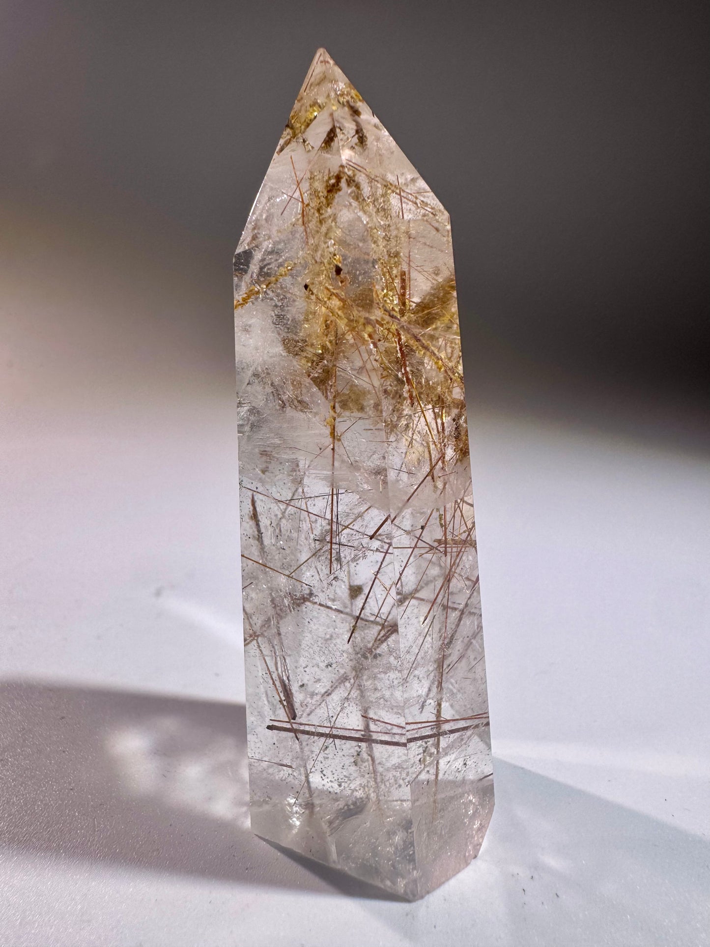 Golden Rutil Kristallspitze 7 cm – klarer Quarz mit goldenen Rutilnadeln aus Brasilien in Museumsqualität (Kopie)